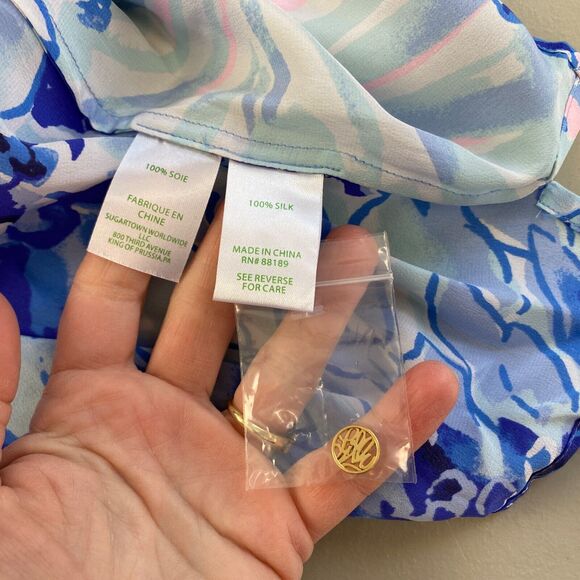 Lilly Pulitzer Top Womens Medium Silk Floral Blue Tang Flocking Fabulous NWOT - Picture 11 of 14